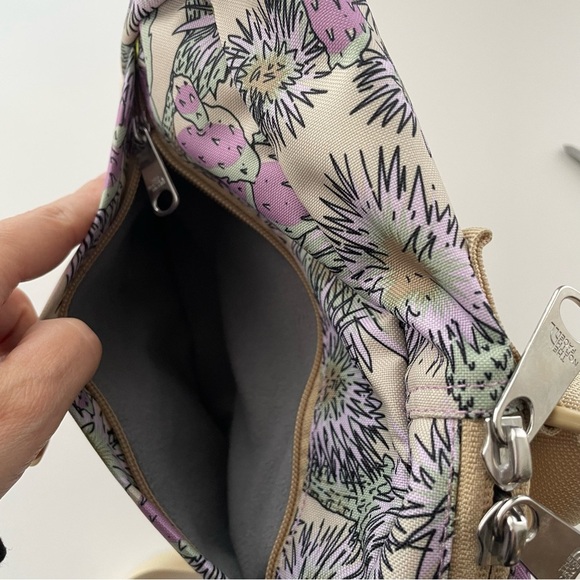 The North Face Berkeley Field Crossybody Bag Purse Purple Floral Print - Picture 9 of 9